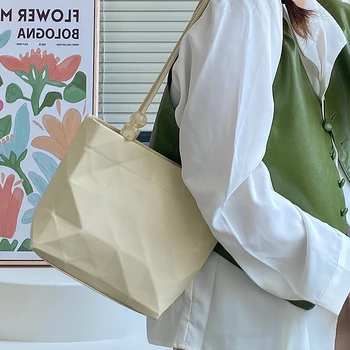 Новая женская сумка для подмышек с уникальным дизайном, расшитая бисером, 2021 Новая простая и универсальная сумочка, модная сумка-ведро, нишевая сумка-тоут